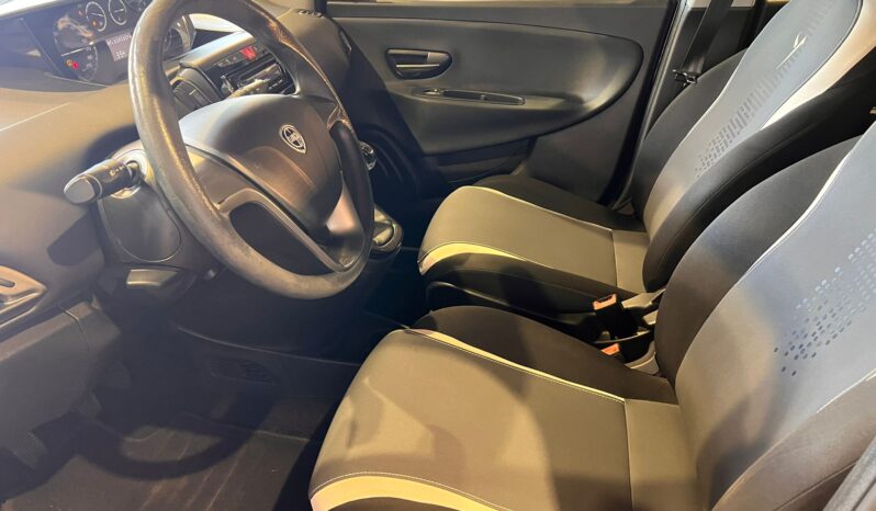 Lancia Ypsilon 1.2 69 CV 2015 NEOPATENTATO pieno